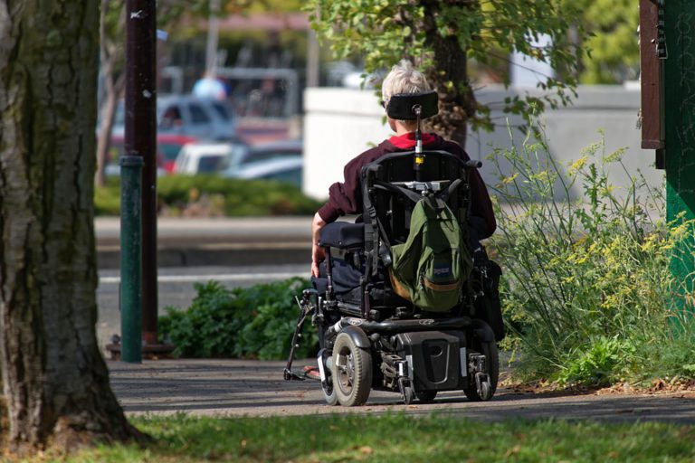 Comment circuler en fauteuil roulant électrique en évitant les obstacles ?