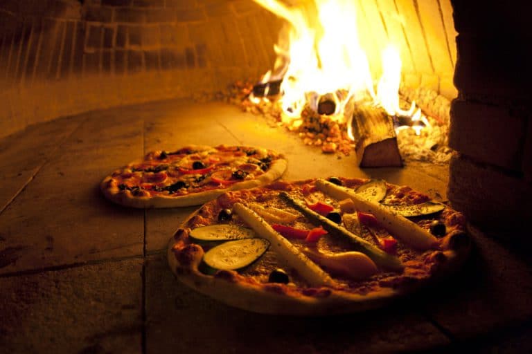 Four à pizza : les avantages insoupçonnés de la pizza au feu de bois