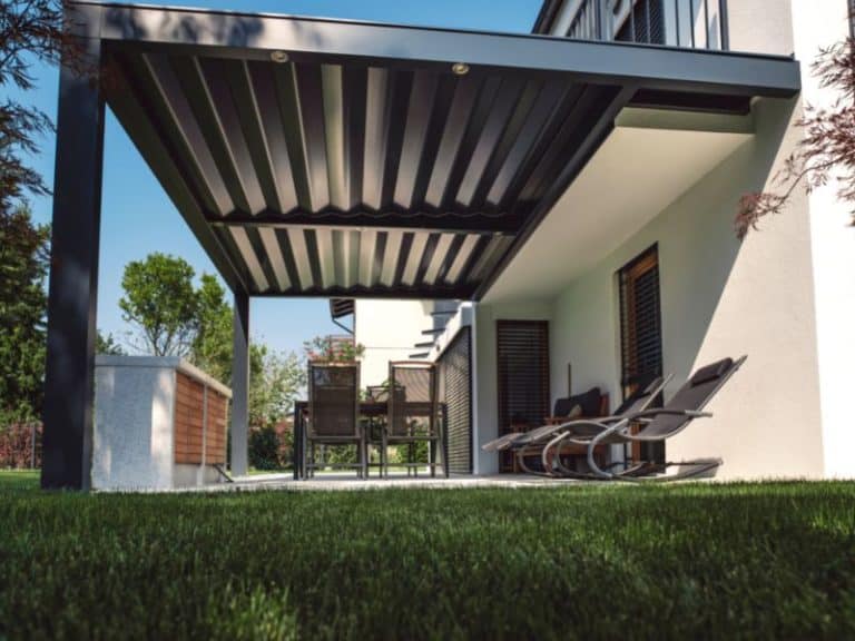 Pourquoi choisir une pergola 8×4 pour votre jardin ?