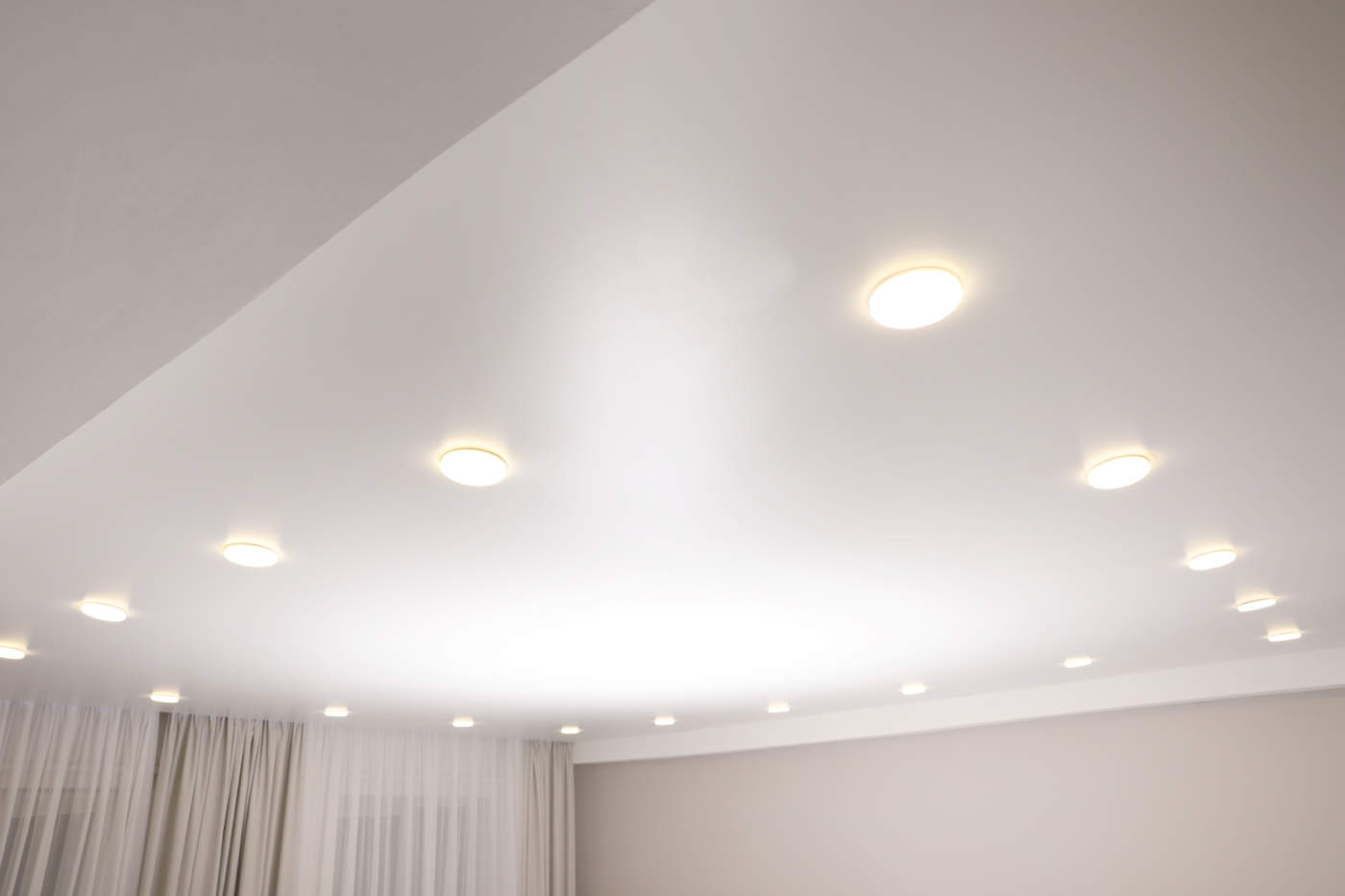 Améliorer votre confort sonore avec le plafond tendu acoustique